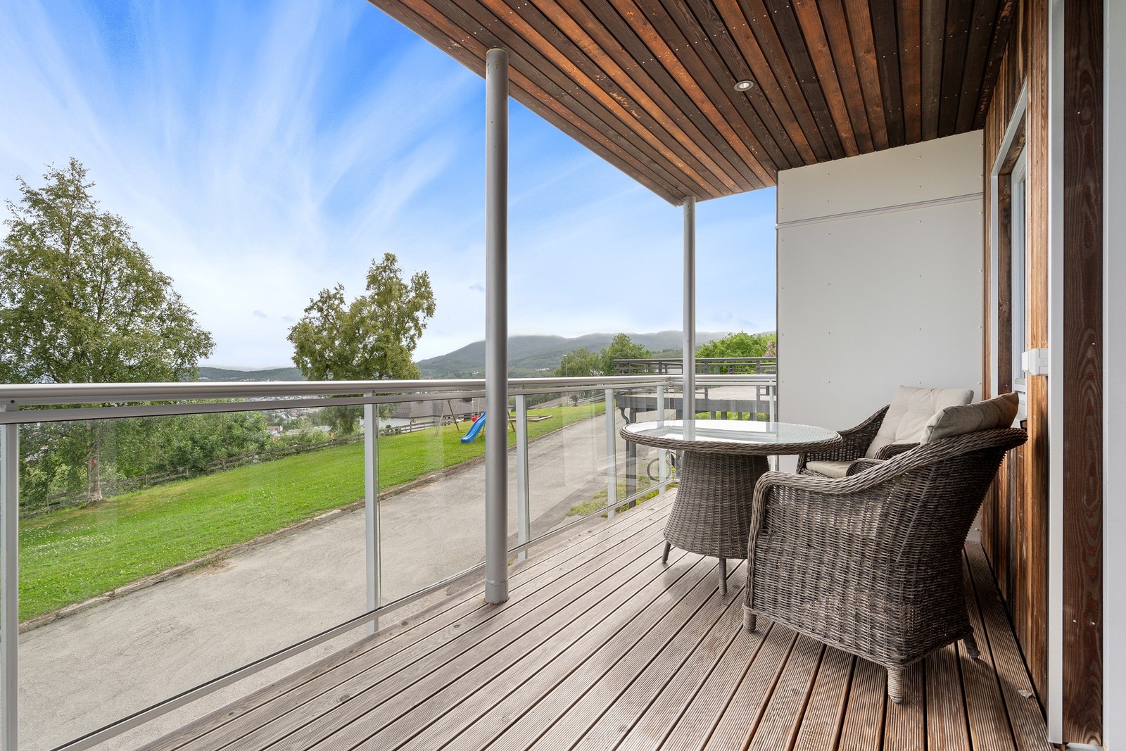 Begge balkonger på fremside og lufteverandaer på bakside har dekke av Sibirsk lerk Galleribilde