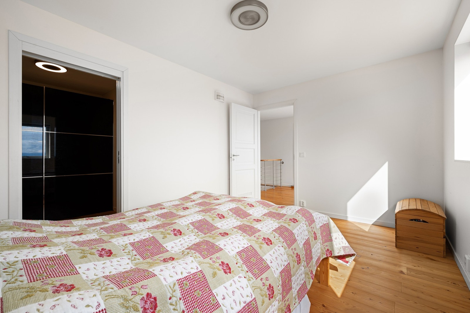 Walk-in garderobe i tilknytning til soverommet Galleribilde