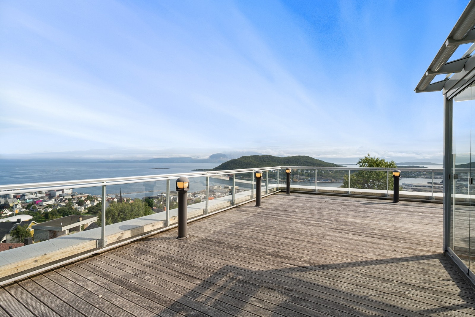 Her bor du bokstavelig talt på byens tak - boligen byr på to takterrasser som begge har vinterhage og kan brukes året rundt! Galleribilde