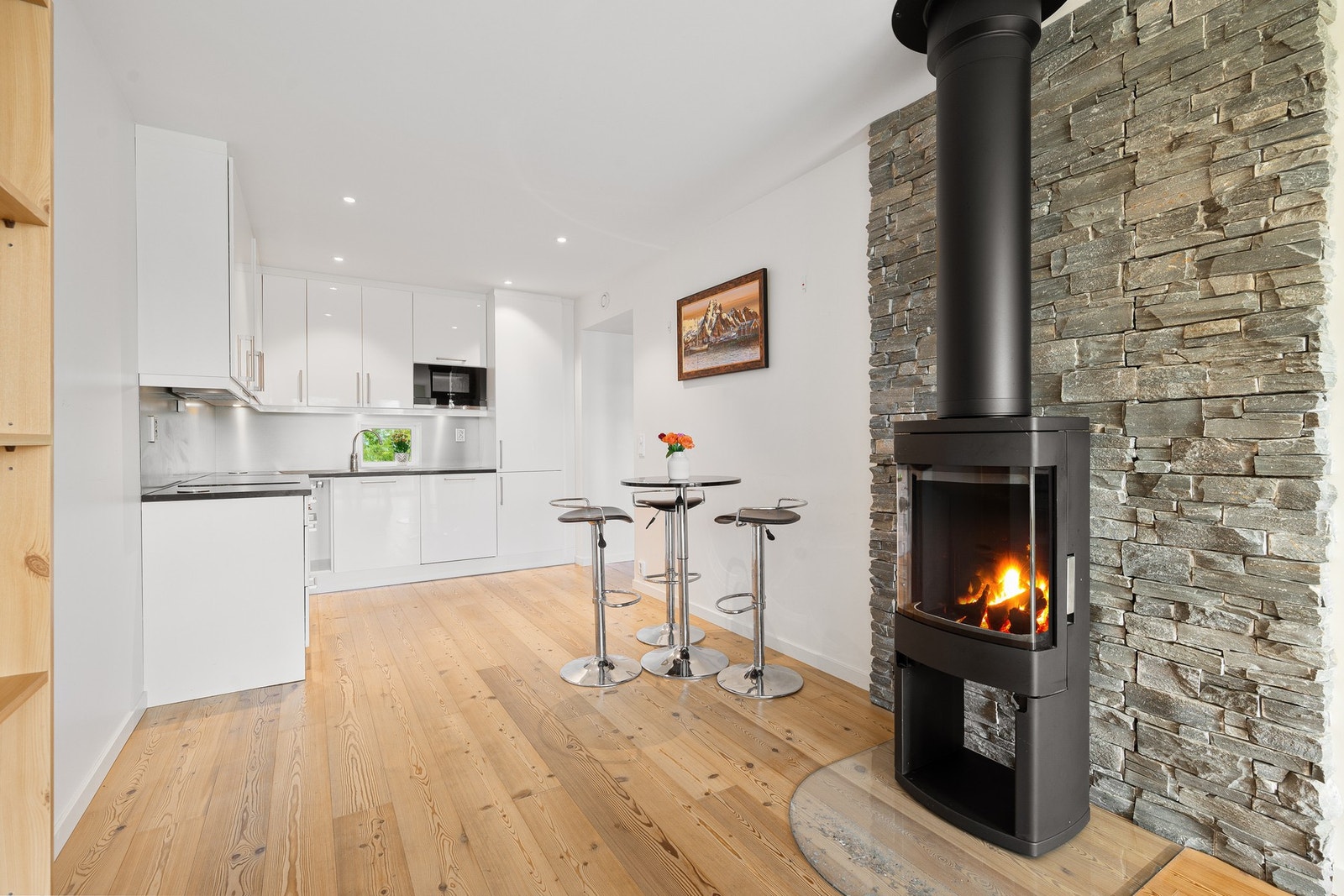 Det er også plass til et spisebord nr 2 - her innredet med barstoler og bord Galleribilde