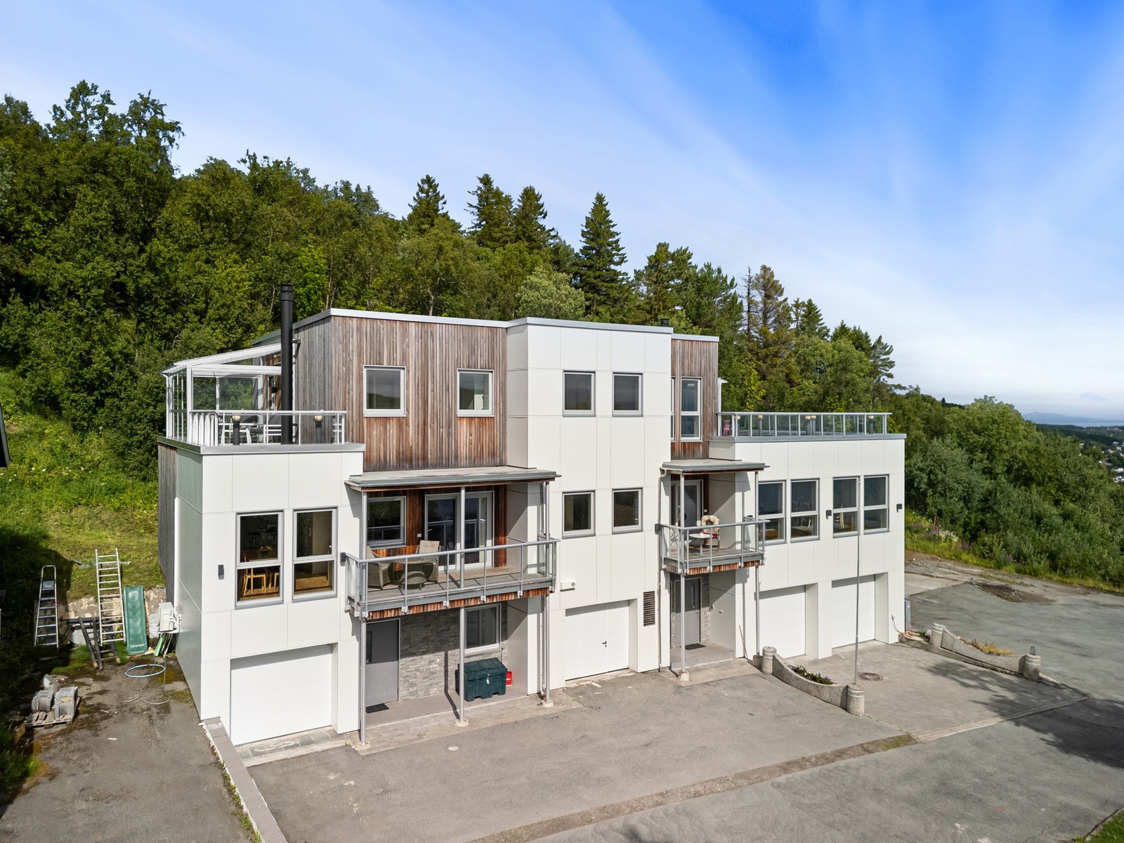 Garasjeport til venstre tilhører leilighet/utleiedel Galleribilde