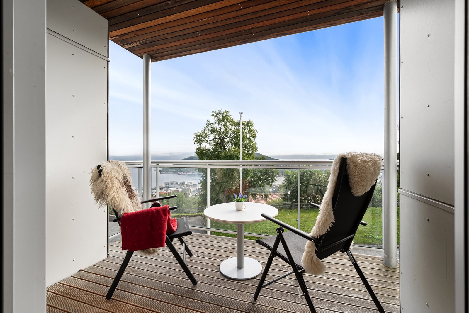 Hyggelig balkong med takoverbygg Galleribilde