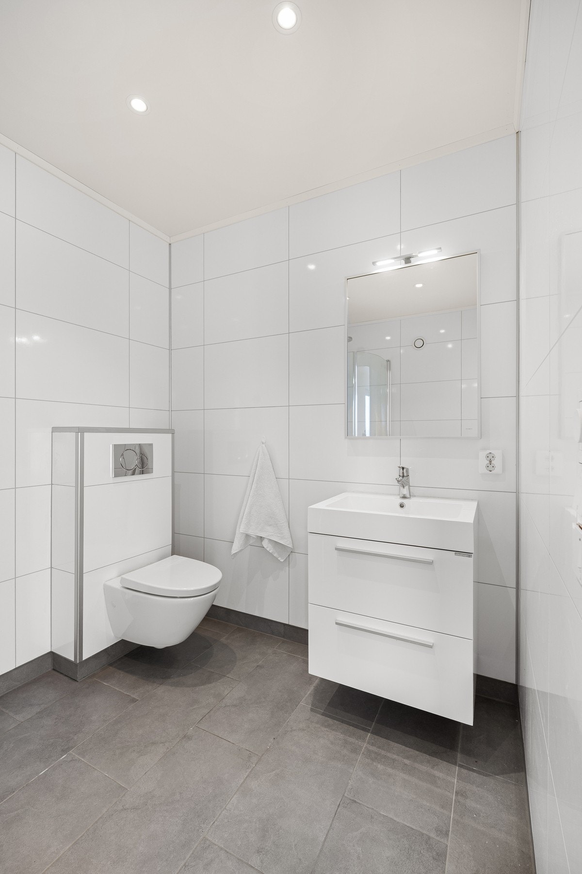 Flislagt gulv med varme og belysning med spotlights i tak Galleribilde