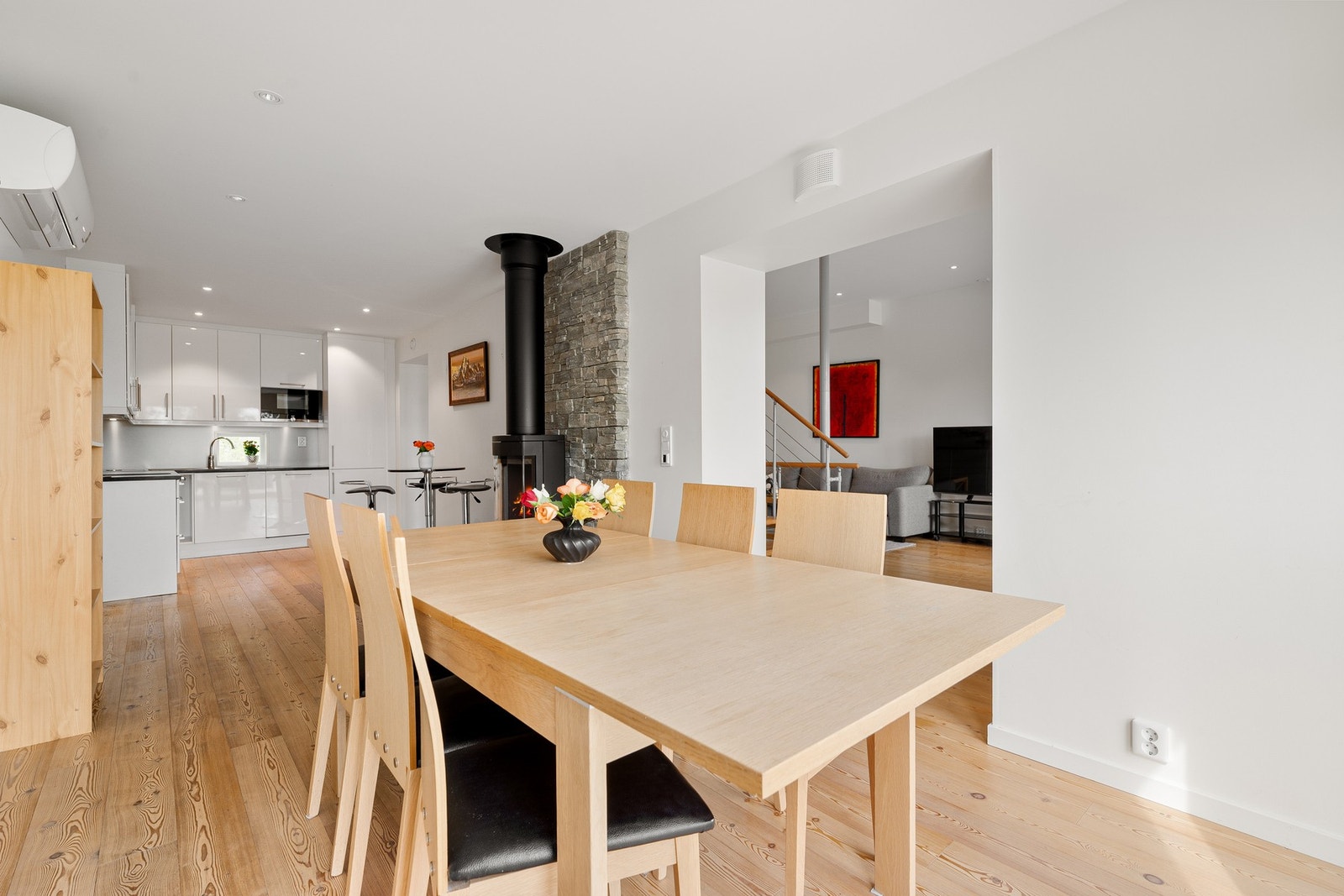 Åpen og sosial løsning med kjøkken og spisestue Galleribilde