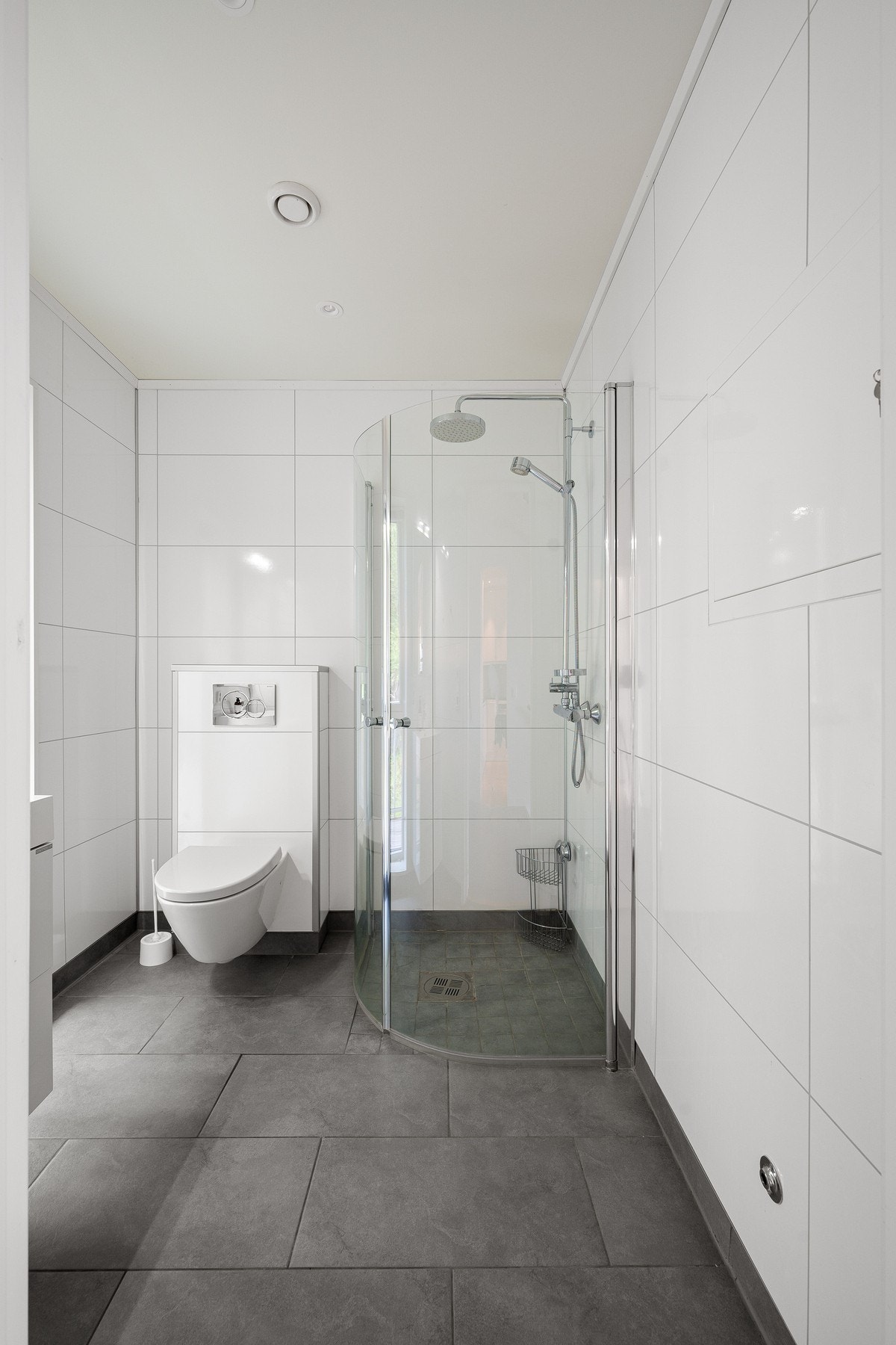 Inneholder servantinnredning, toalett og dusjhjørne med glassvegger og regndusj Galleribilde