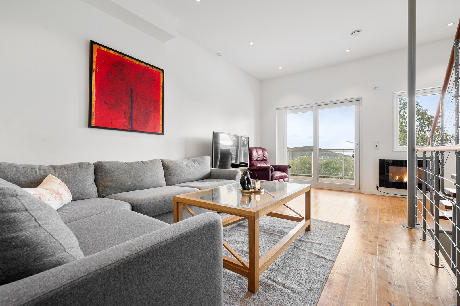 Lyst og godt oppholdsrom med god plass til en sofagruppe, og skyvedører ut til balkong i front Galleribilde