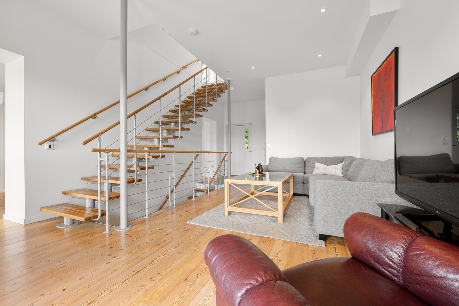 Dør rett frem har adkomst til overbygd terrasse på bakside Galleribilde