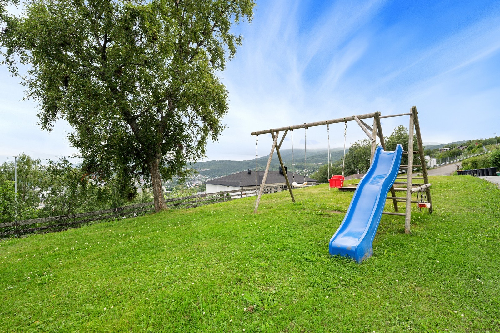 Lekeplass på egen tomt rett utenfor og god plass til rekreasjon Galleribilde