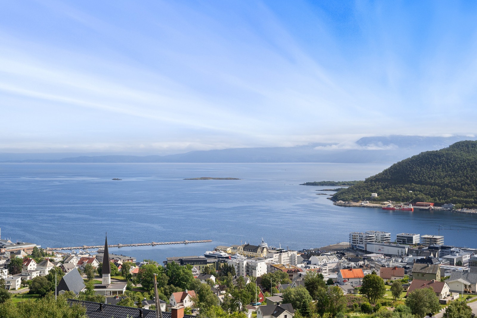 Unik beliggenhet sørger for en spektakulær utsikt mot byområdet med hav og fjell i bakgrunnen Galleribilde