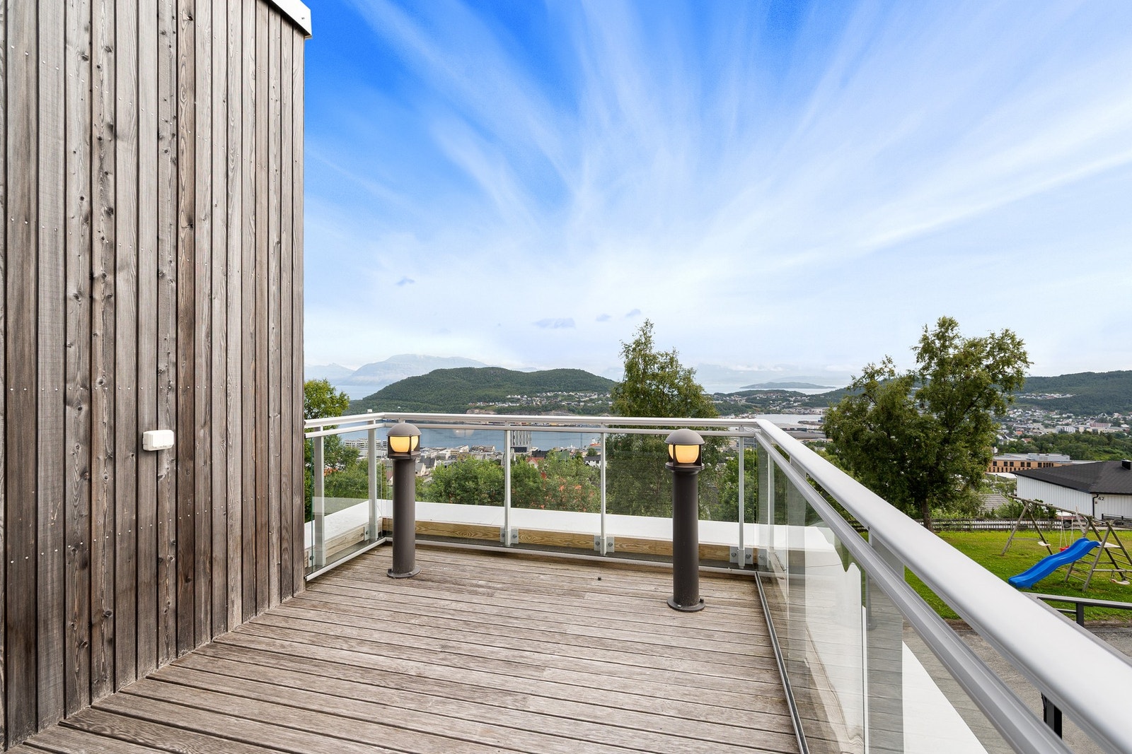 Takterrassen er påkostet med glassrekkverk og utvendige lys Galleribilde