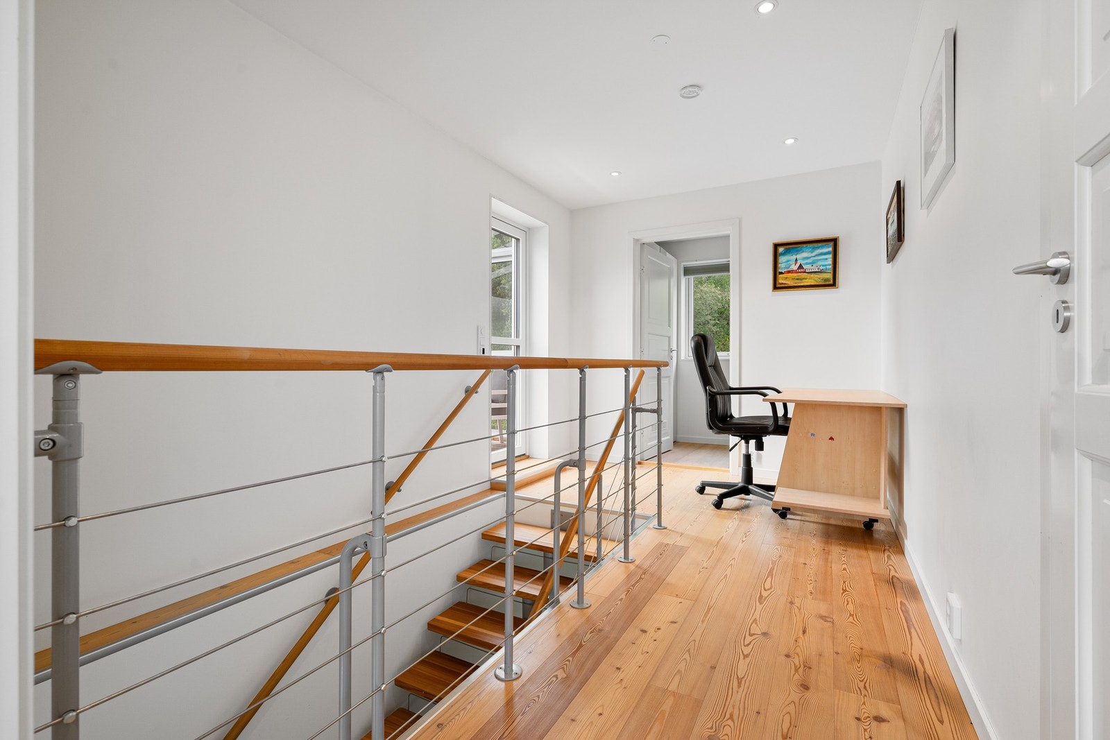 Gangen er romslig og har plass til møblement etter eget ønske - her med en kontorplass Galleribilde