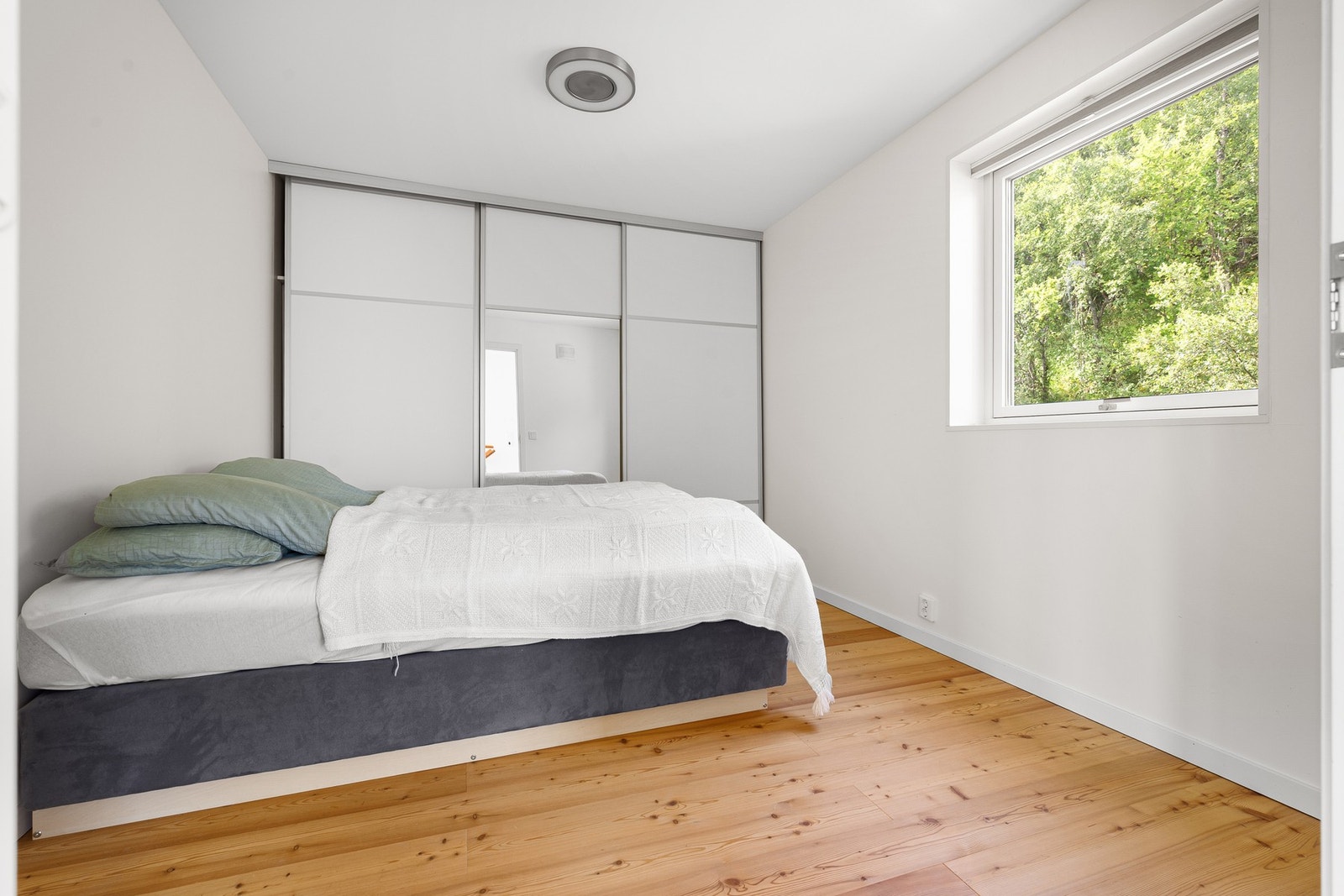 Soverom nr 3 med skyvedørsgarderobe Galleribilde