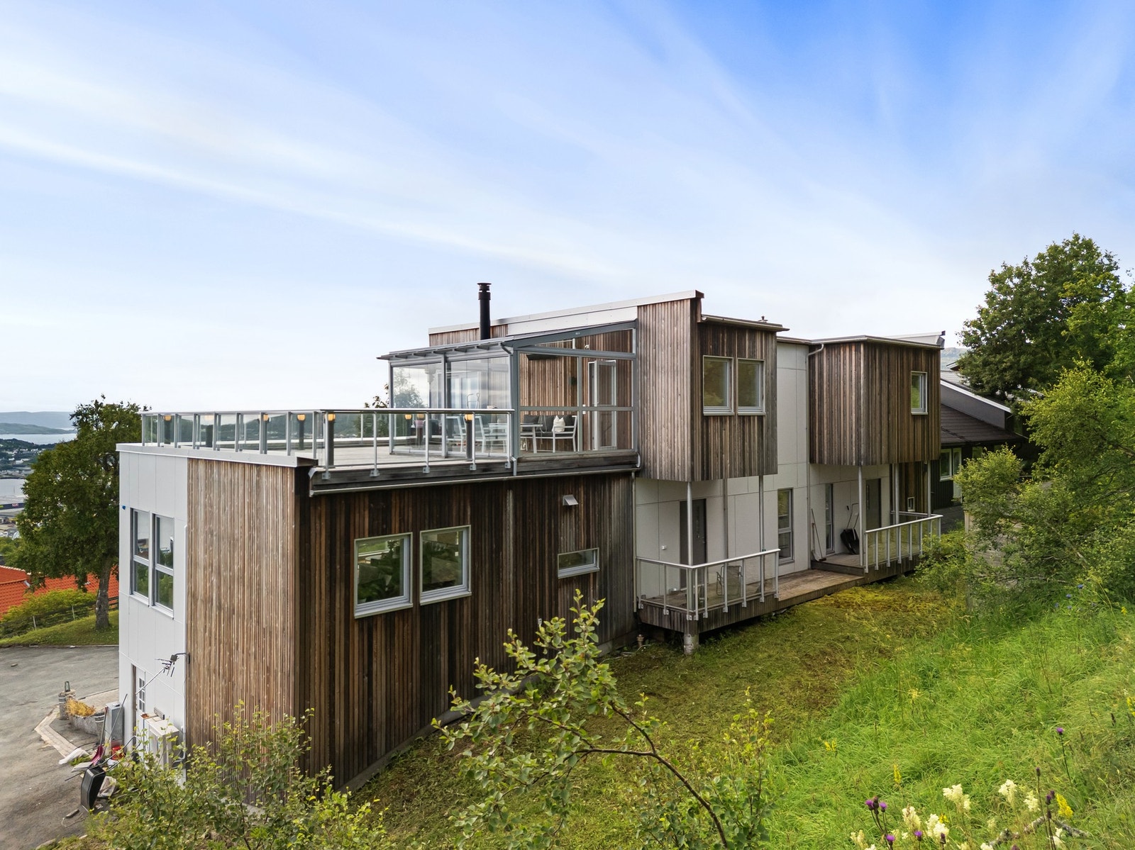 Fleksible uteområder - boligen byr på terrasseområder på alle sider Galleribilde