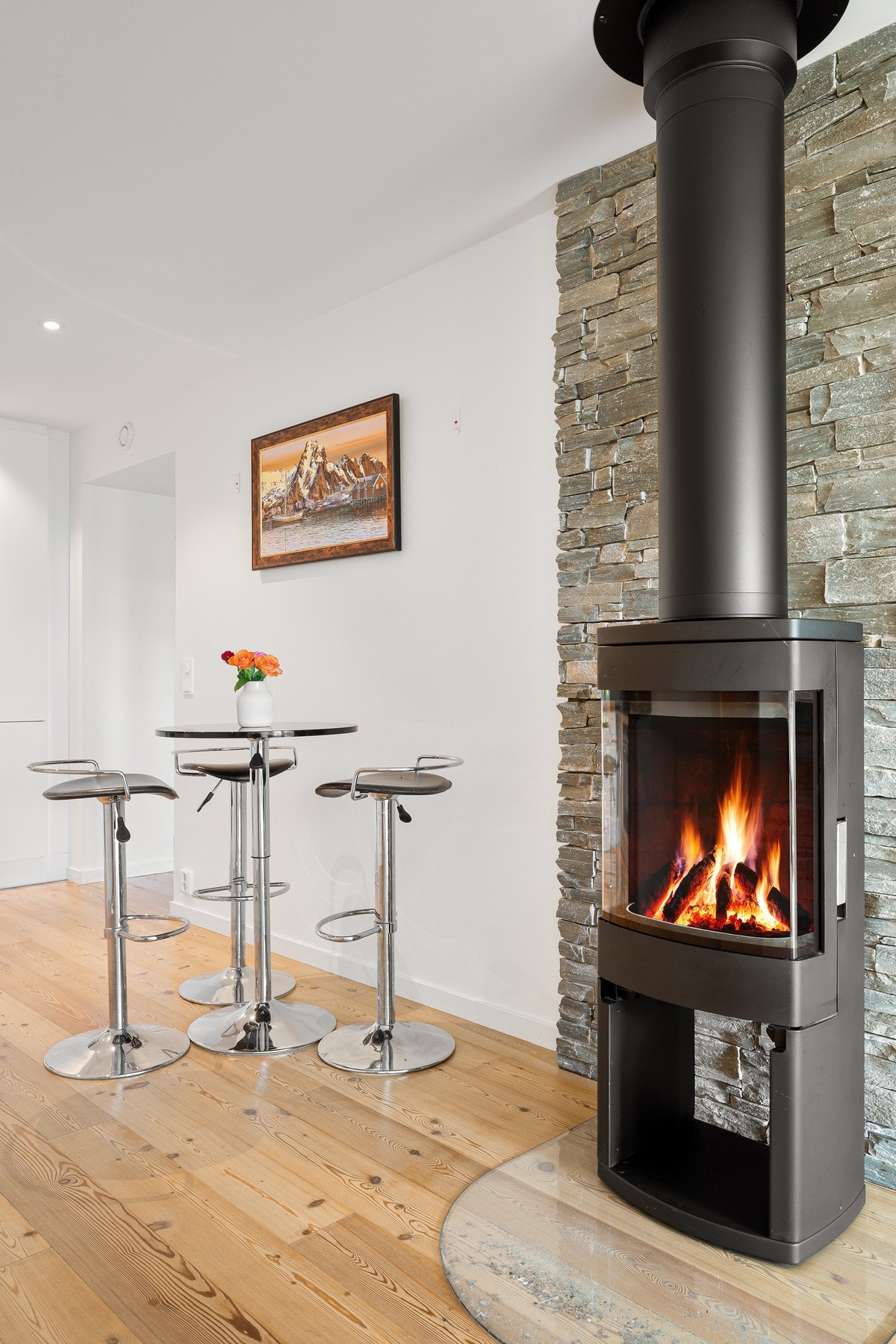 Vedfyring sørger for effektiv oppvarming og god atmosfære Galleribilde