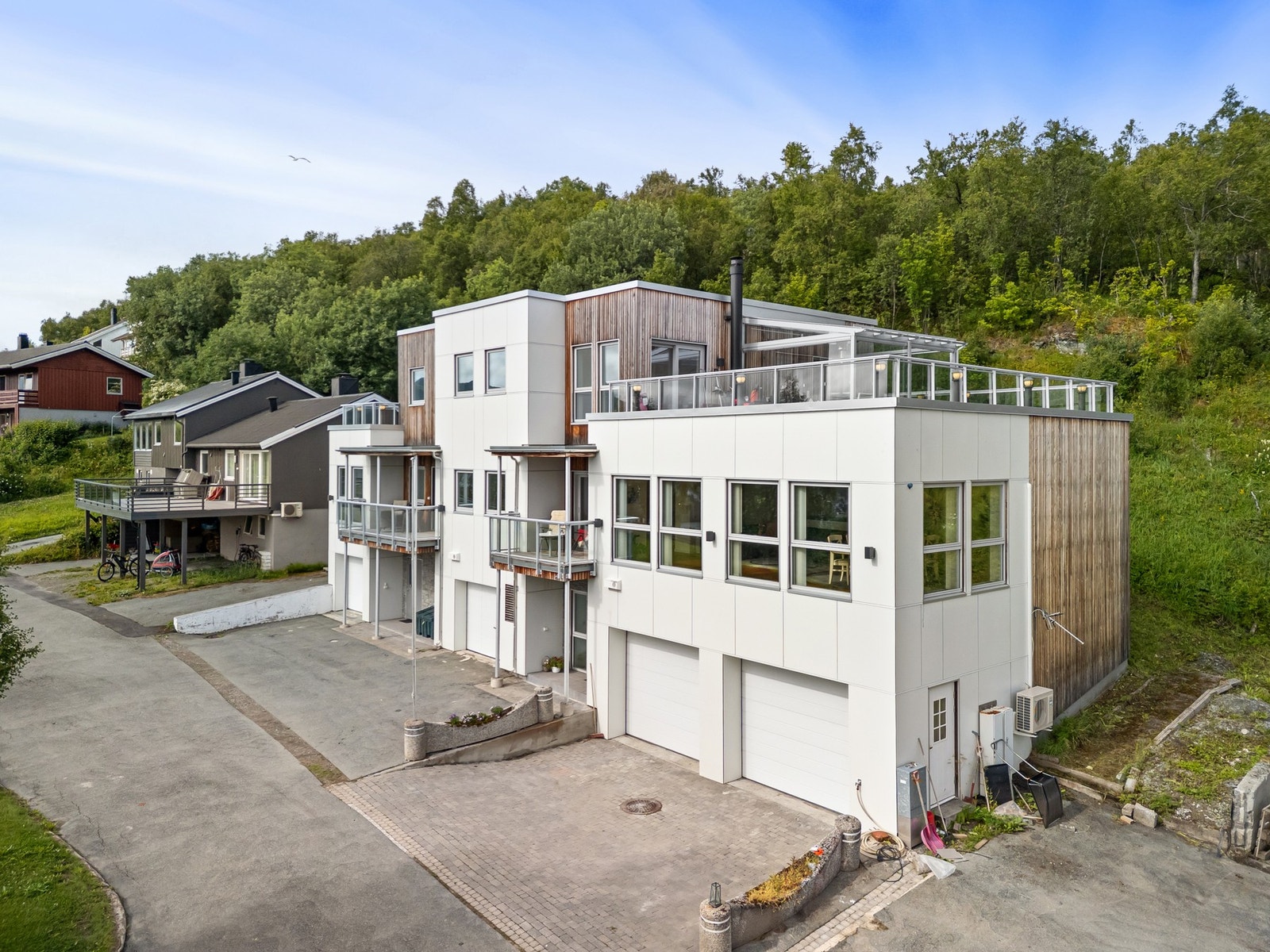 De to garasjene til høyre tilhører hoveddel av boligen Galleribilde