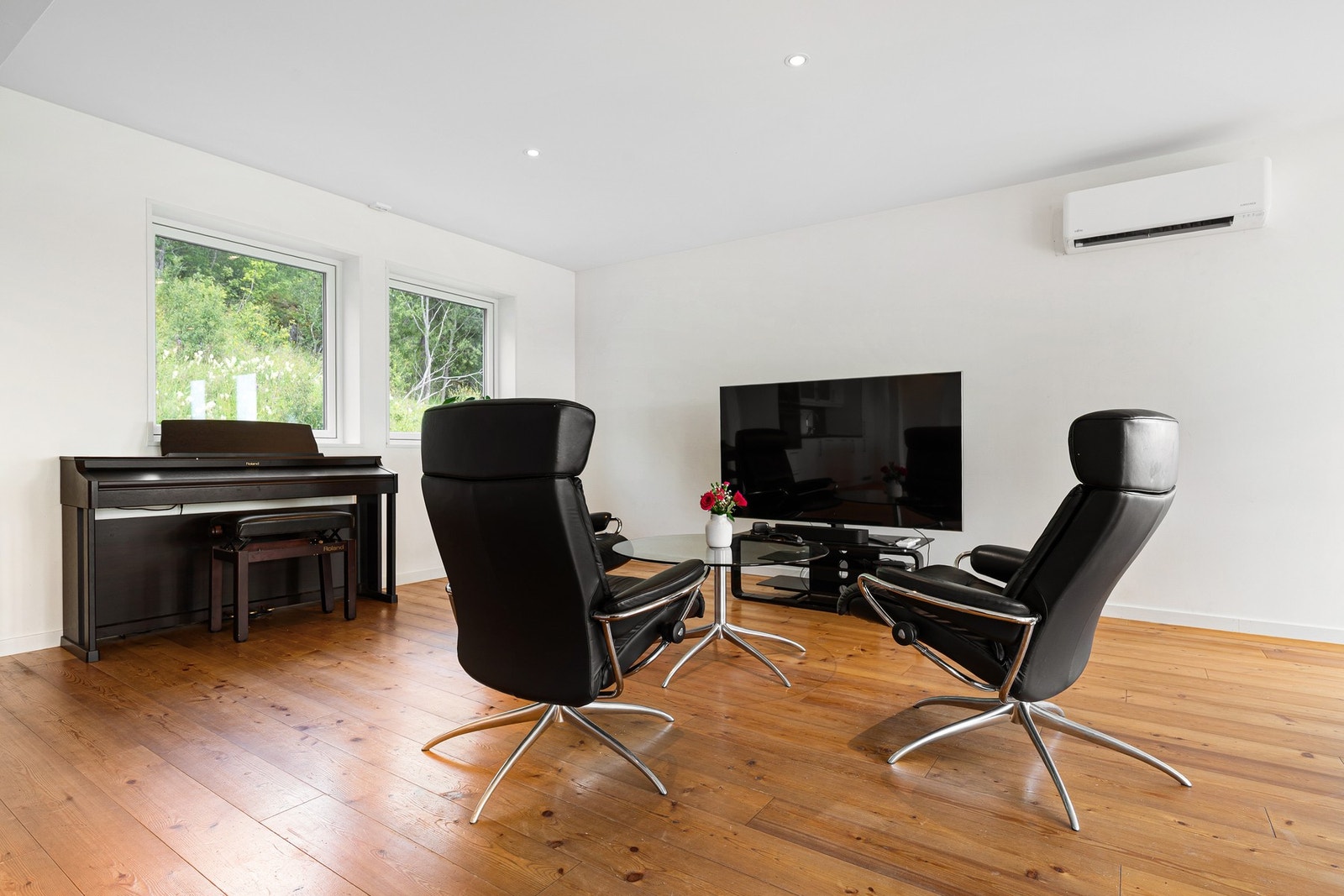 I tillegg til vedovn varmes boligen opp med varmepumpe Galleribilde