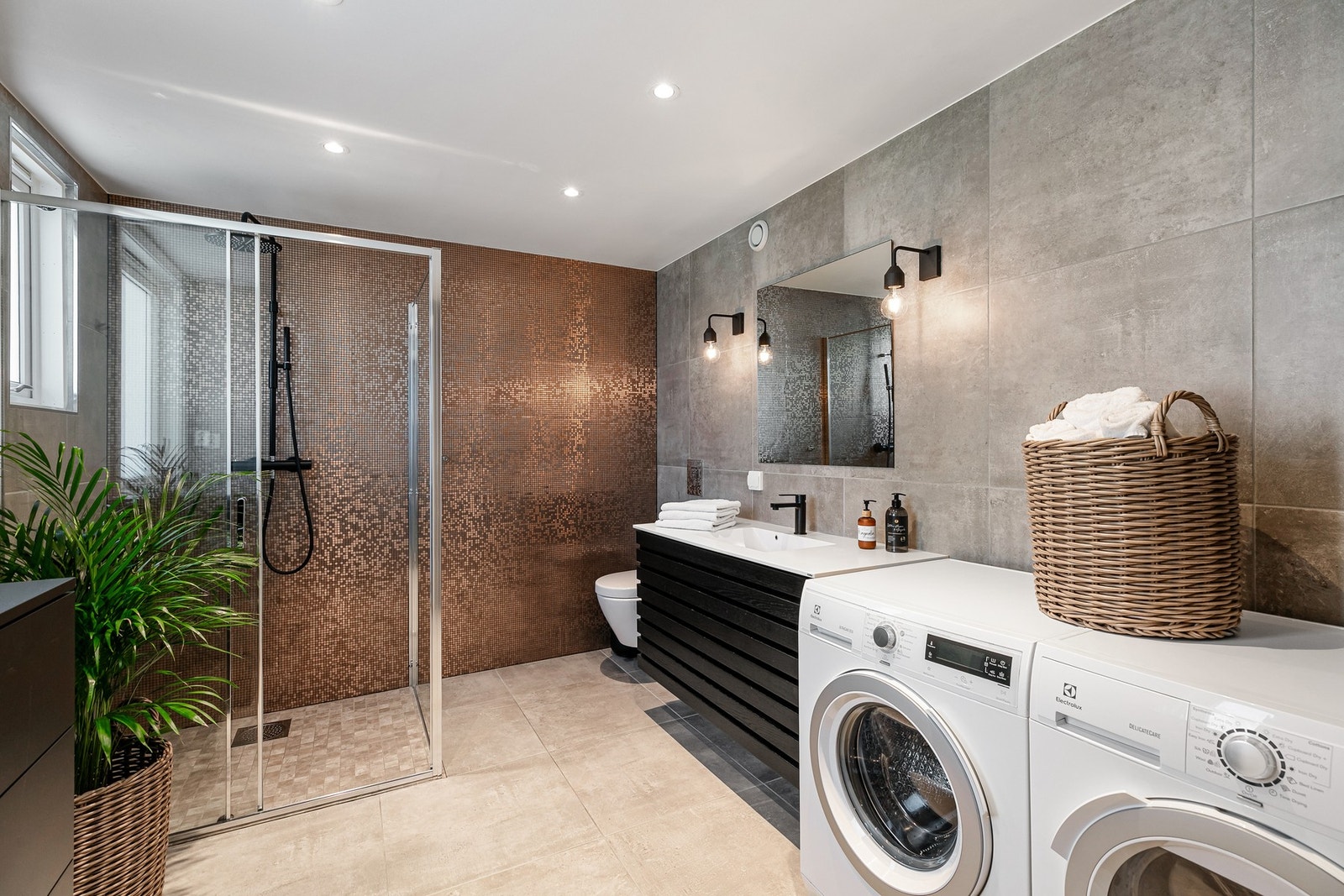 Badet er modernisert og renovert i 2017. Det er plassert sentralt i leiligheten, lett tilgjengelig fra alle rom. Galleribilde