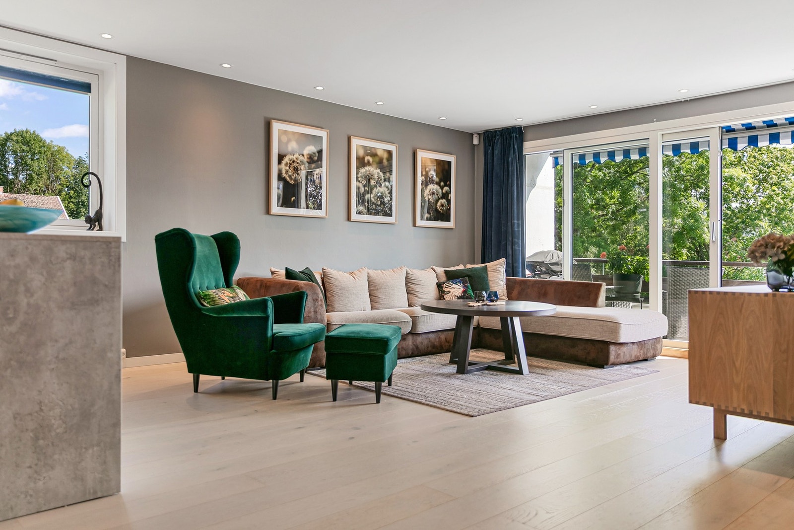 Stue og kjøkken utgjør et samlet oppholdsrom med god romfølelse og naturlig inndeling mellom sonene. Galleribilde