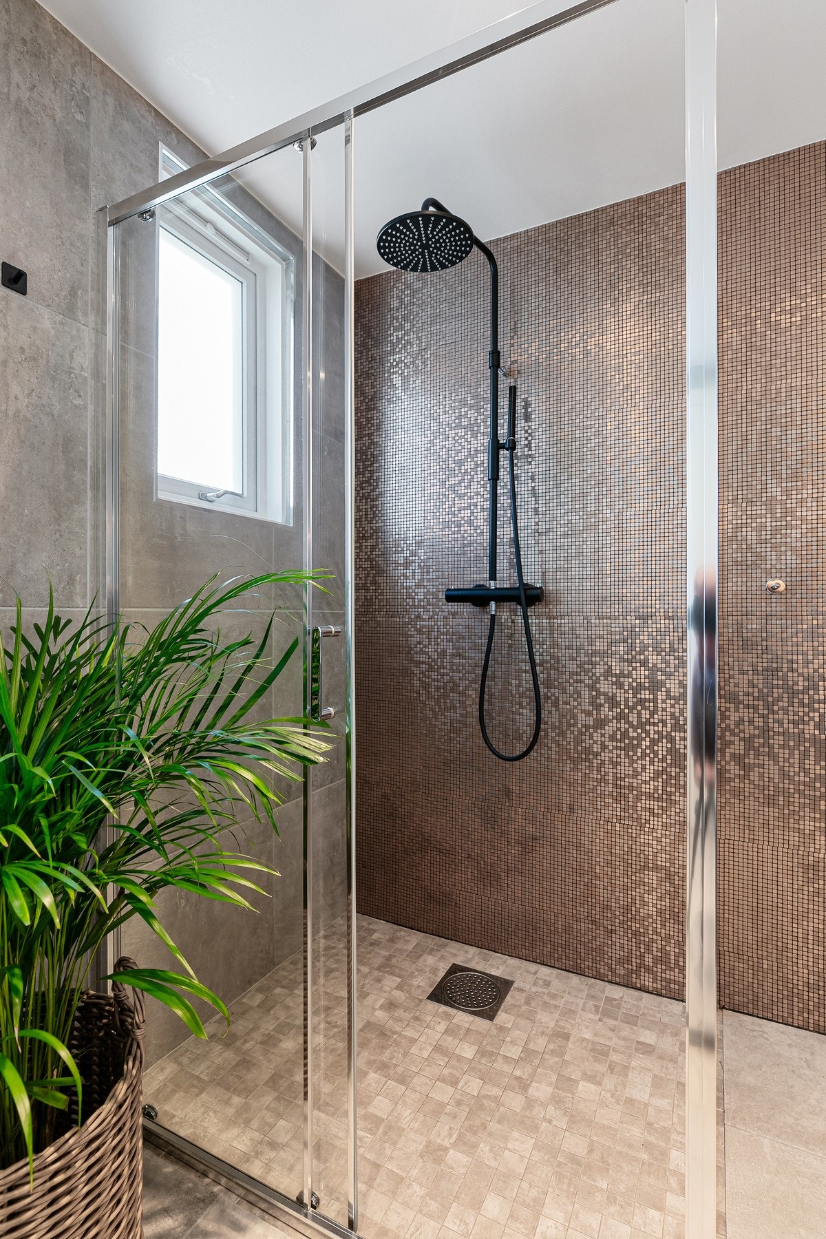 Det har en funksjonell utforming med plass til både toalett, servant med oppbevaring og dusj. Galleribilde