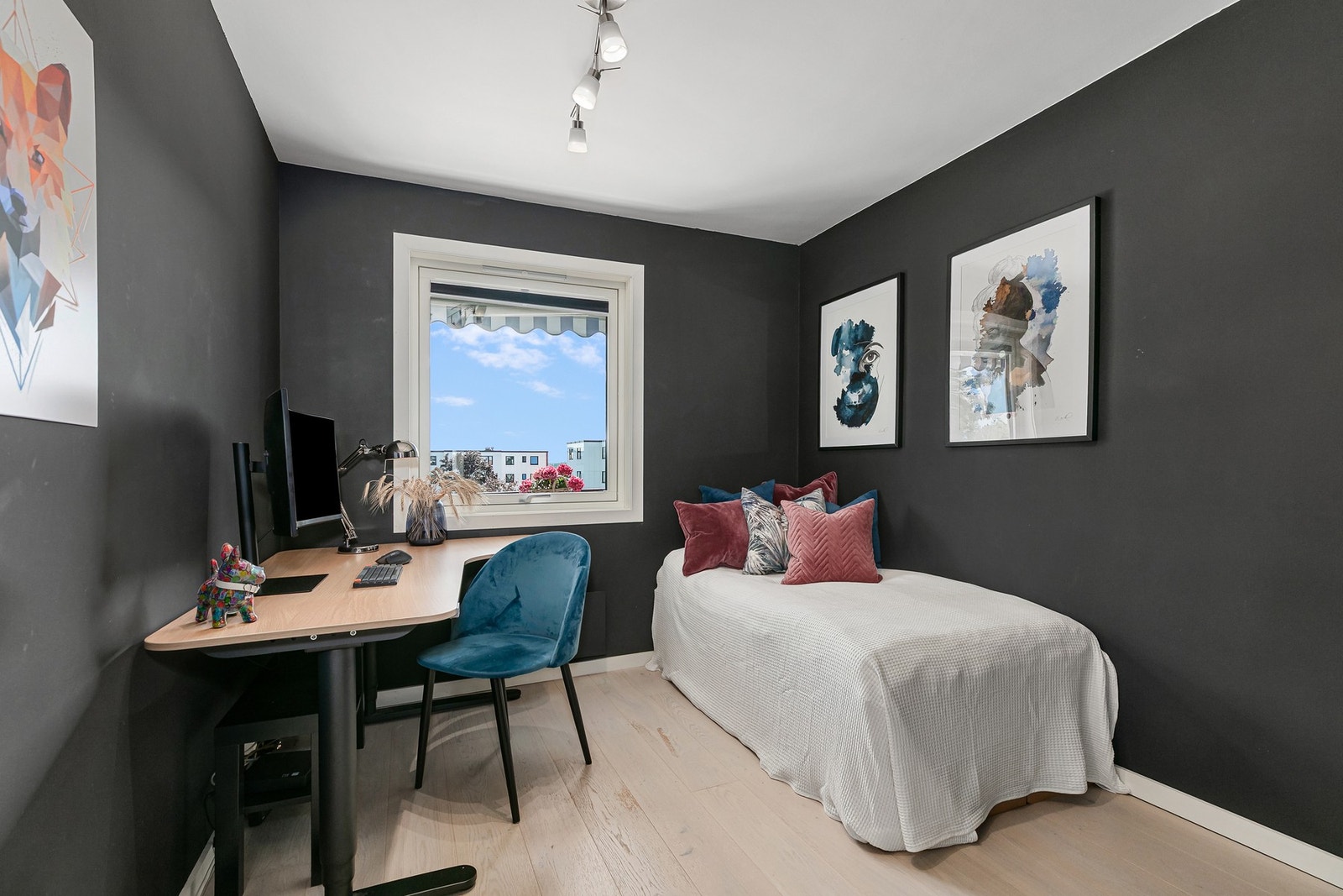 Soverom med god størrelse og er plassert i tilknytning til stue og spisestue - dette kan fungere godt som barnerom, gjesterom eller kontor. Galleribilde