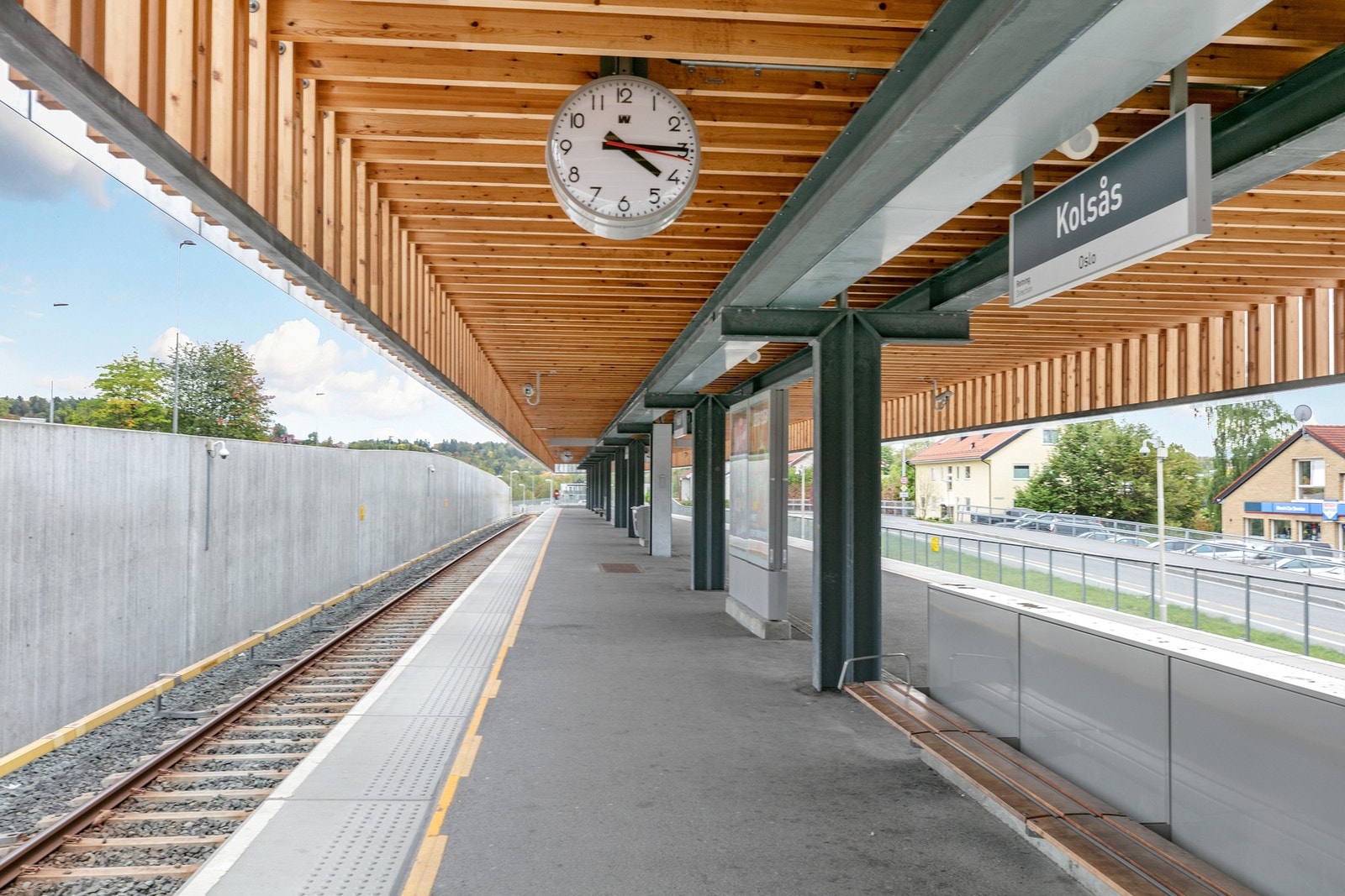 Leiligheten ligger svært sentralt til med gode kollektivmuligheter. Kun noen få meter unna finner du Kolsås T-banestasjon, der linje 3 tar deg til Oslo sentrum på rundt 25 minutter. Galleribilde