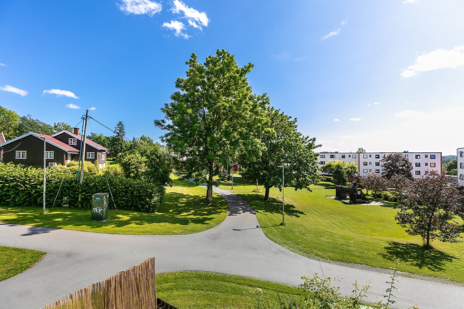 Beliggenheten gjør den både skjermet og lys, og gir utsyn til omgivelsene uten innsyn fra nærliggende naboer. Et ideelt sted for rolige morgener eller ettermiddager i solen. Galleribilde
