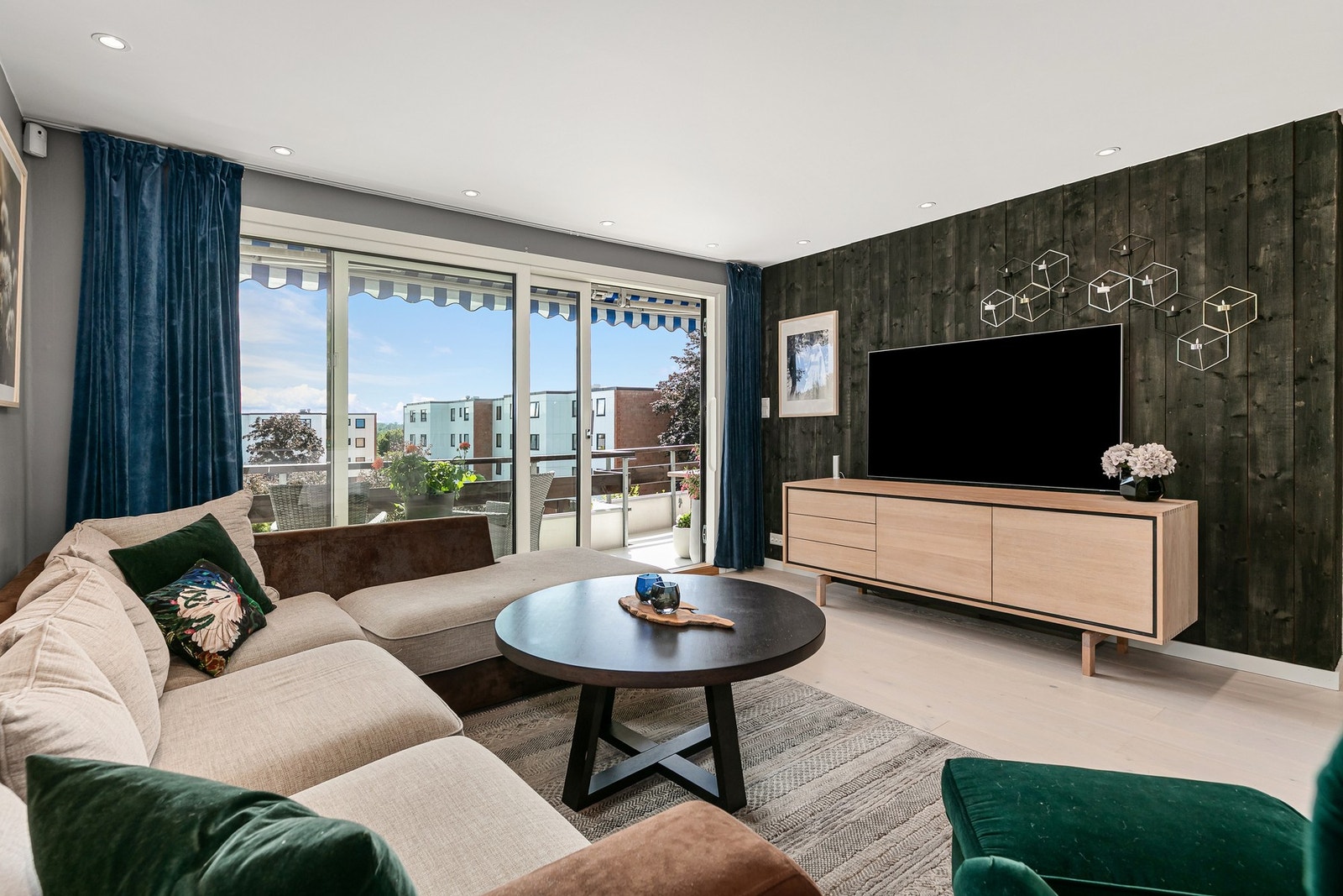 Stuen er lys og romslig med store vindusflater som slipper inn rikelig med dagslys, og gir plass til både sofagruppe og mediemøbler. Galleribilde