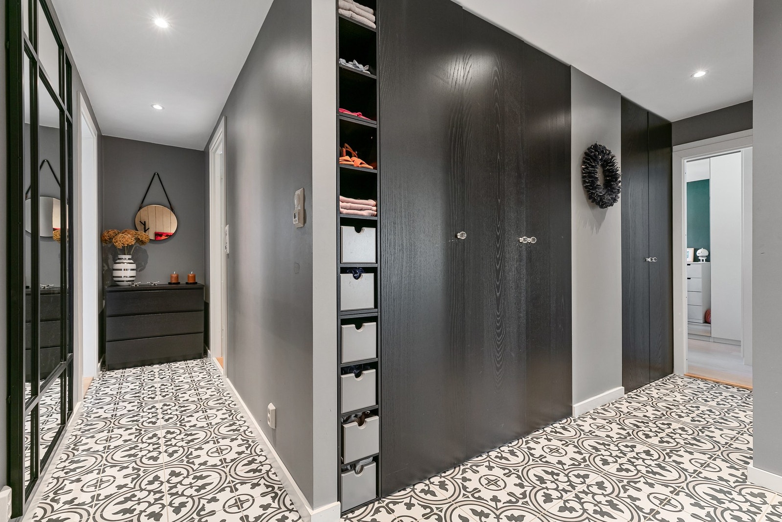 Leiligheten inneholder tre soverom med ulik størrelse og plassering, noe som gir fleksibilitet for ulike behov. Galleribilde