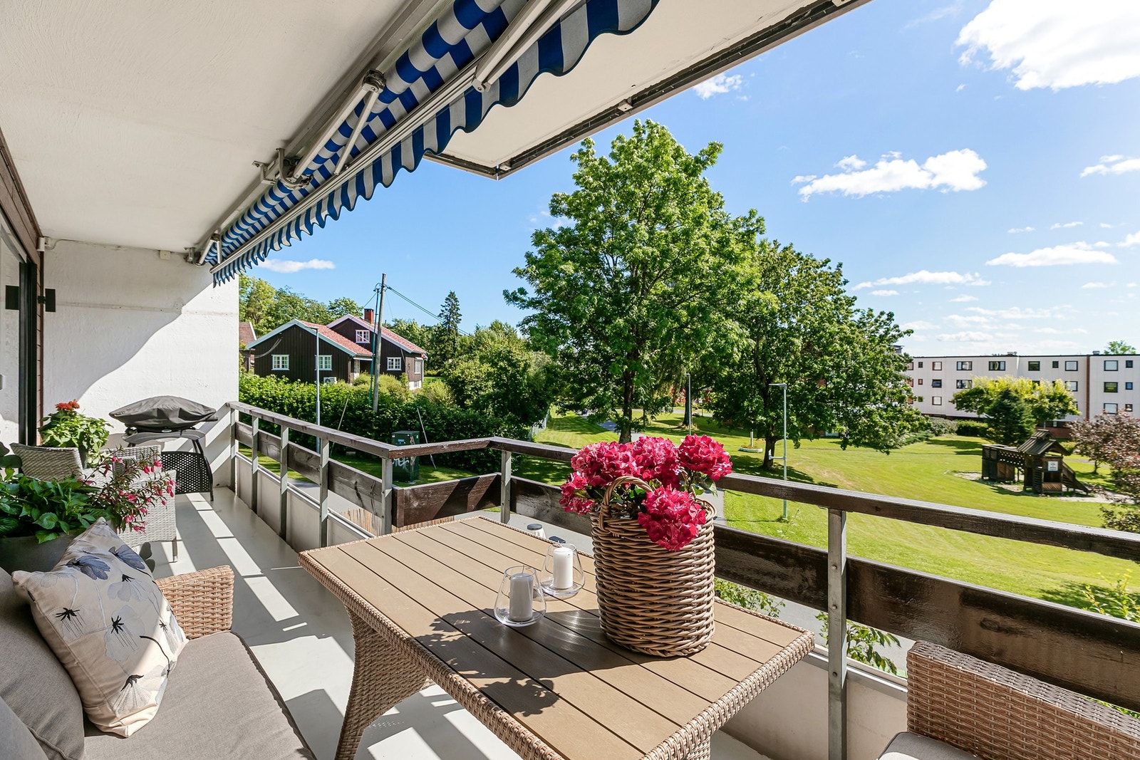 PrivatMegleren Bærum v/ Morten Bjørgum har gleden av å presentere denne fine 4-roms endeleiligheten beliggende fint til på Kolsås! Galleribilde