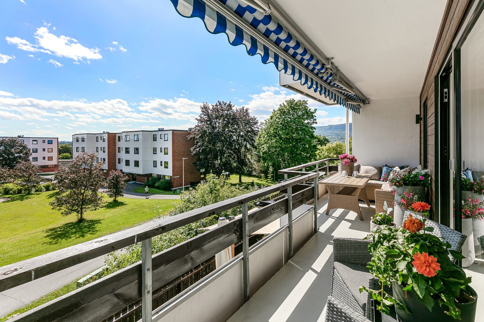 Fra stuen er det utgang til en overbygd uteplass med god størrelse. Galleribilde