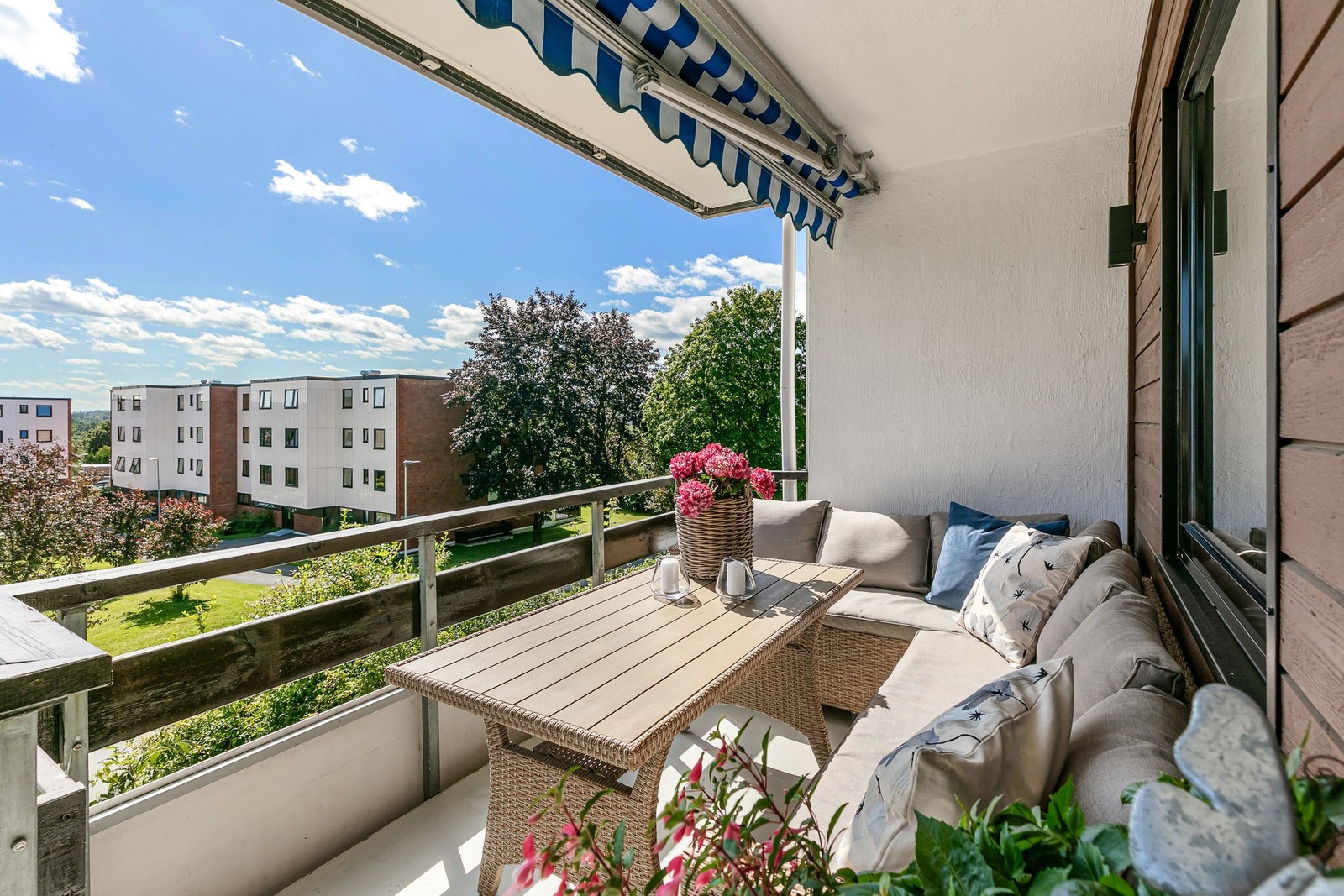 Her er det plass til sittegruppe og beplantning, og balkongen fungerer som et utvidet oppholdsrom store deler av året. Galleribilde