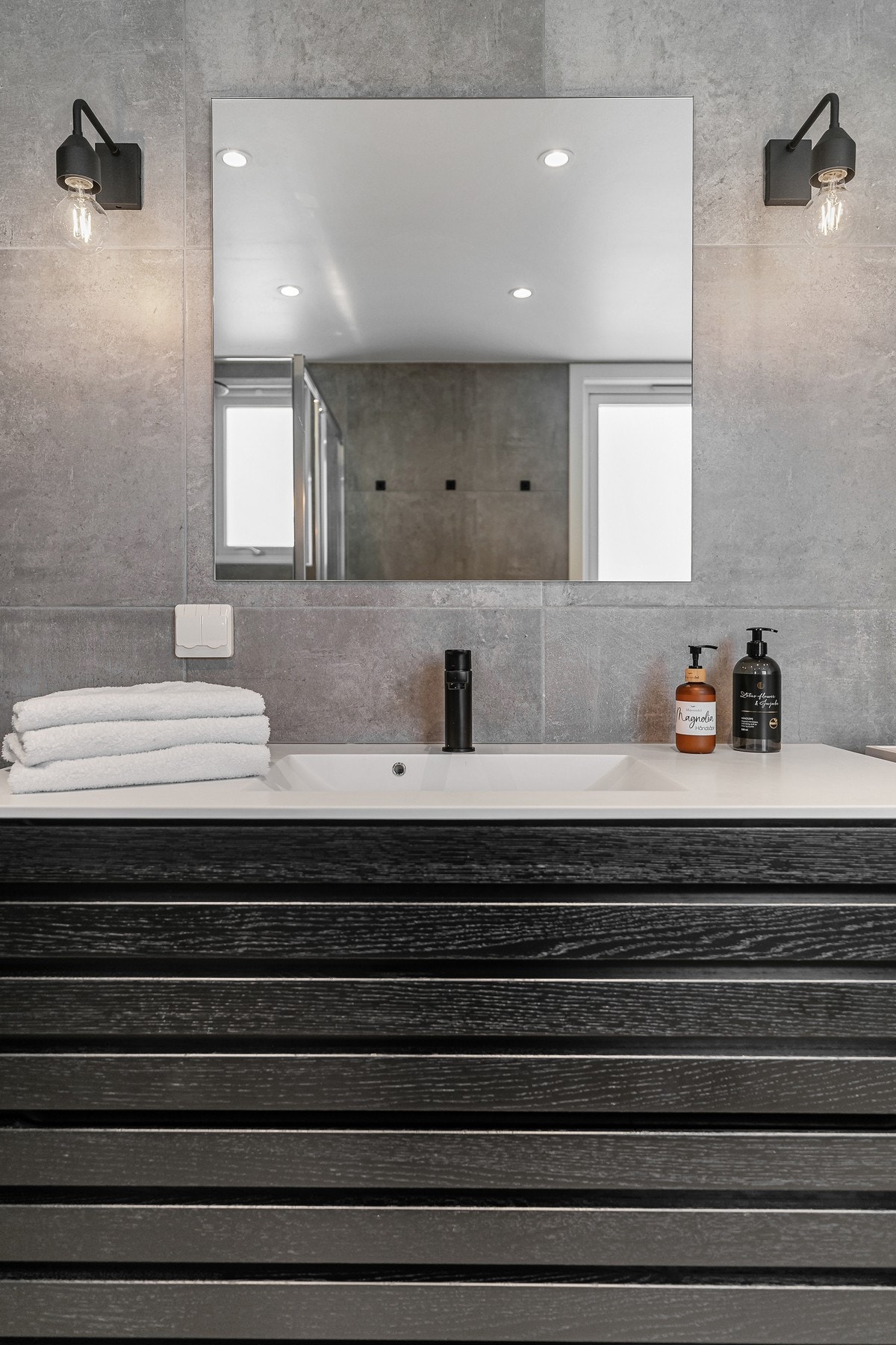 Veggene har fliser. Taket er malt. Innfelt downlights i innvendig tak.
Gulvet er flislagt. Rommet har elektriske varmekabler. Galleribilde