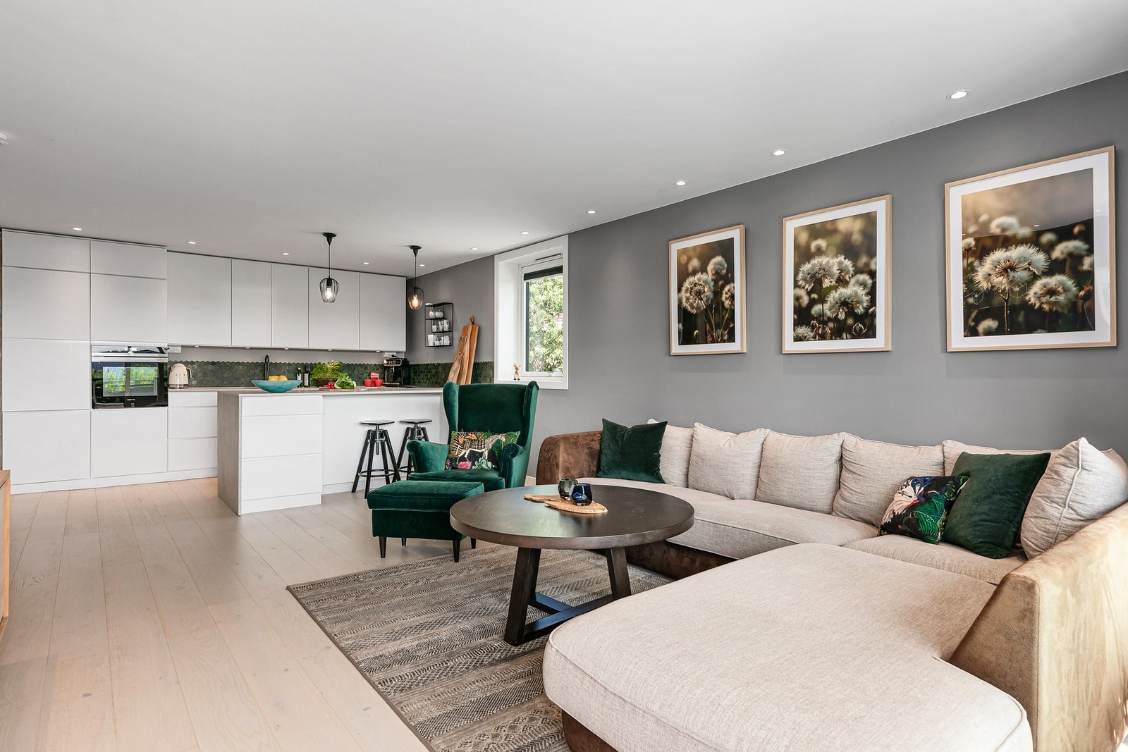 Kjøkkenet er fra 2017 og er moderne, samt. fint plassert i en praktisk L-form, med rikelig benkeplass og oppbevaringsmuligheter. Galleribilde