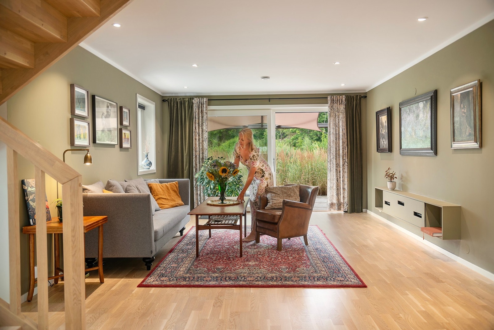 Romslig og trivelig stue - her kan man senke skuldrene. Galleribilde