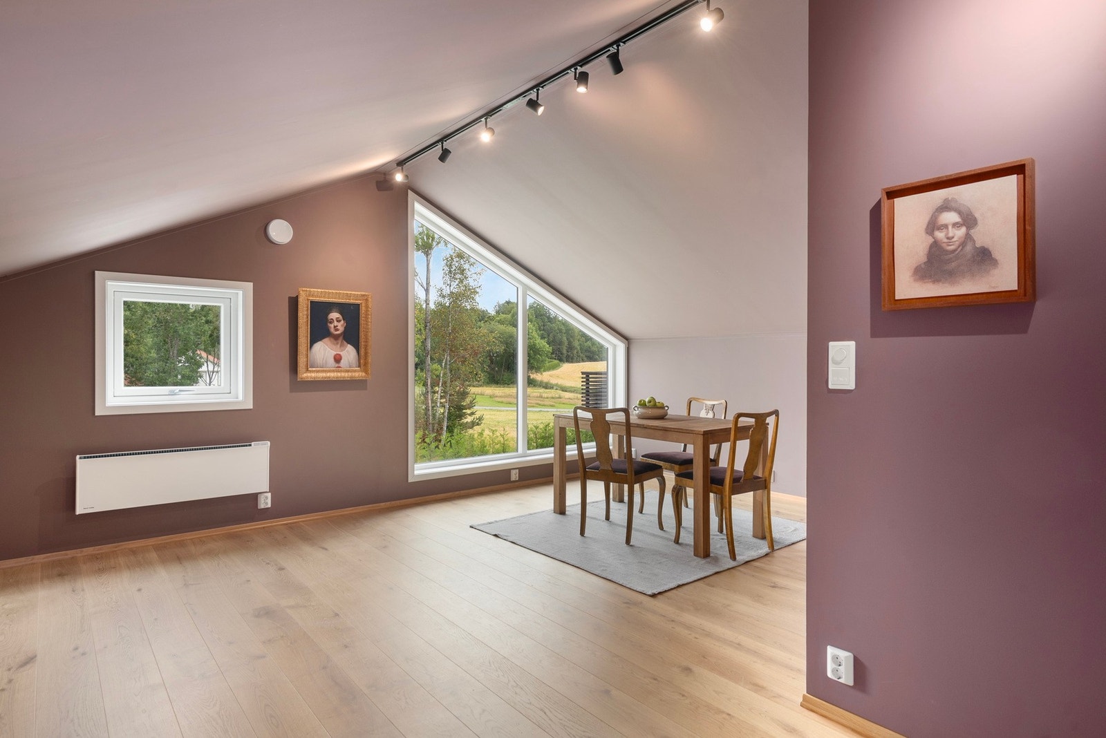 Fin stue med store vindusflater over garasjen, det er opplegg for kjøkken i stuen Galleribilde