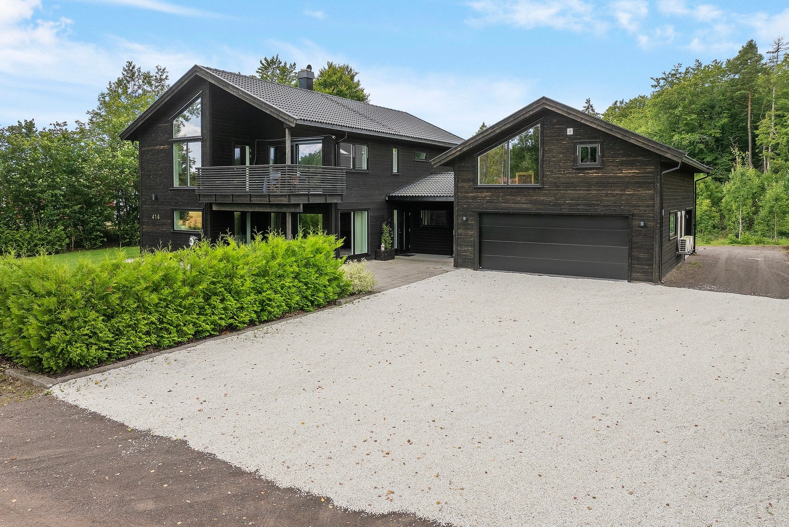 En helt spesiell enebolig med integrert garasje, stor tomt og store arealer! Galleribilde