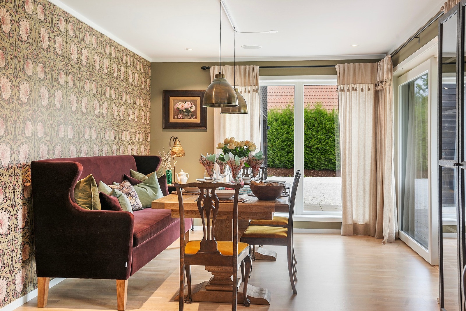 Koselig og stilfull spisestue med plass til flere. Galleribilde