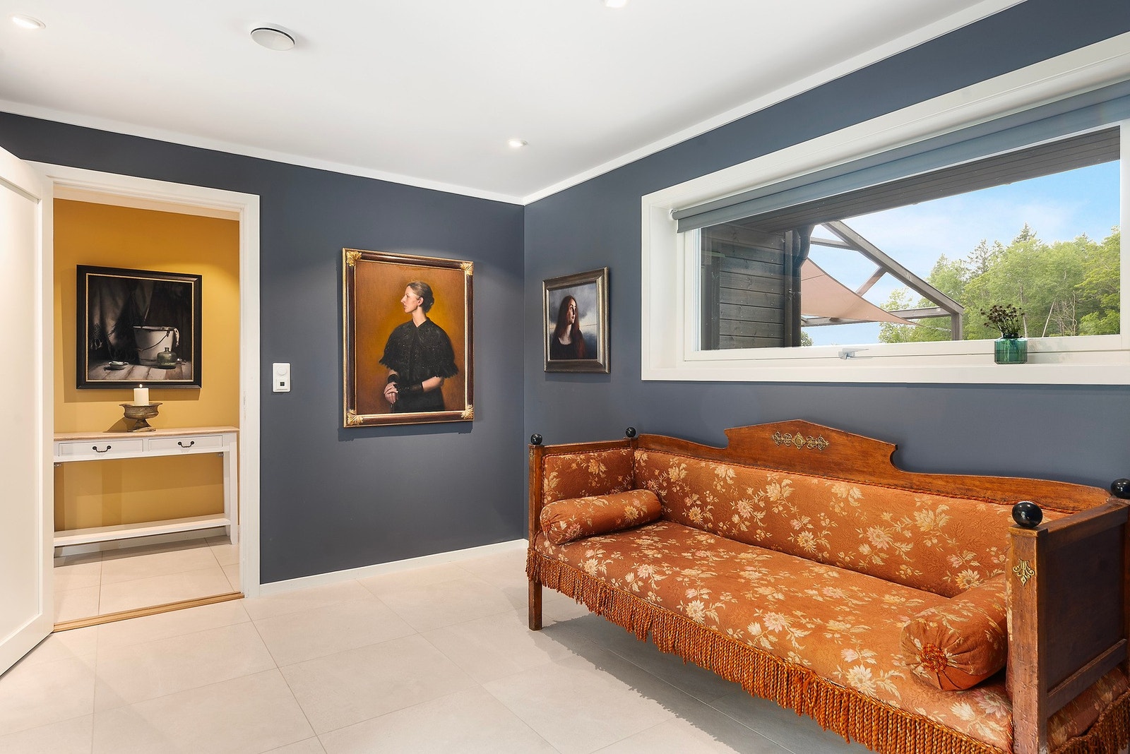 Mellom hallen og kontoret er det en liten gang. Galleribilde