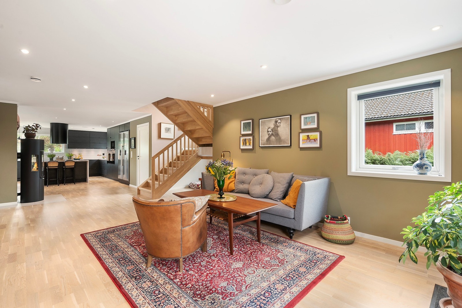 I stuen er det peisovn som gir god varme. Galleribilde