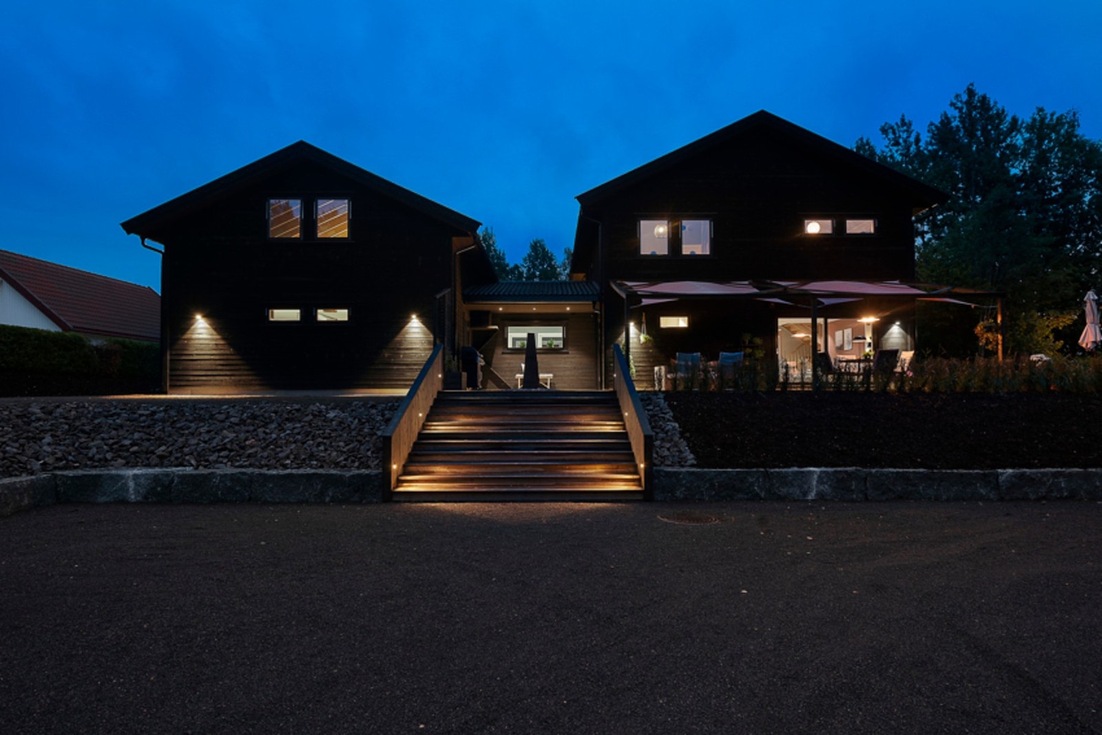 Det er en stor tomt, til den nedre delen av tomten ligger det vann og avløp klart Galleribilde