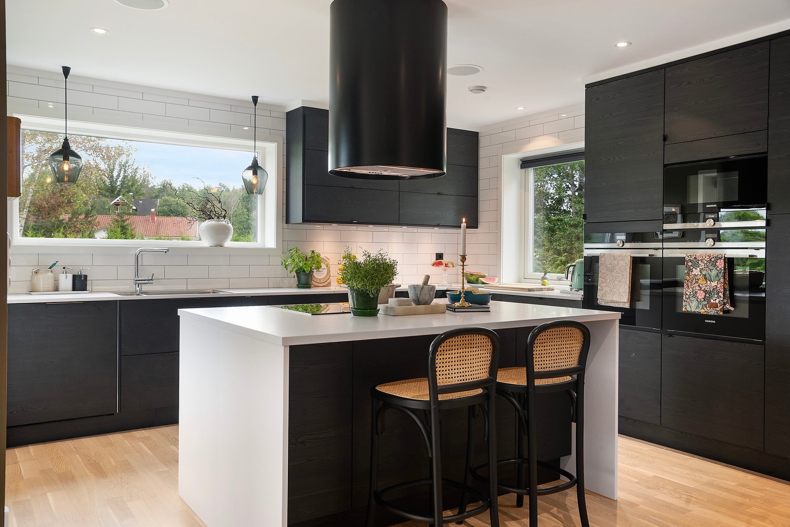 Lekker Strai kjøkkeninnredning med kjøkkenøy. Galleribilde