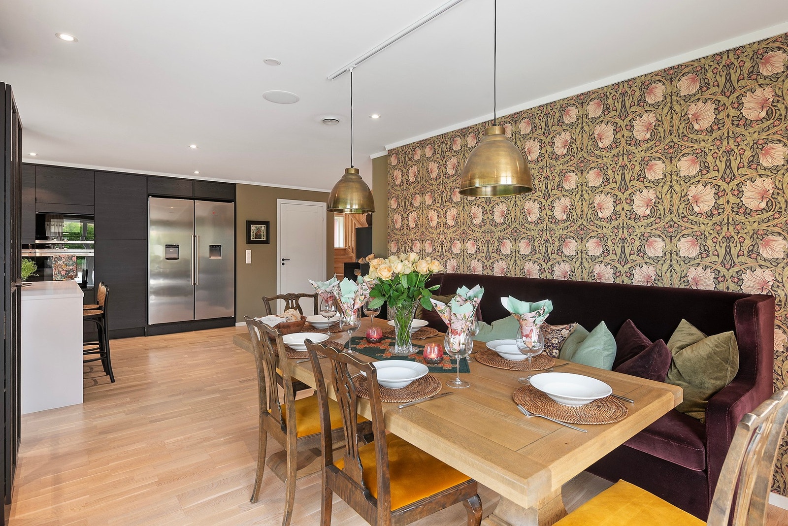 Kjøkkenet har nisje for frittstående kjøleskap. Galleribilde