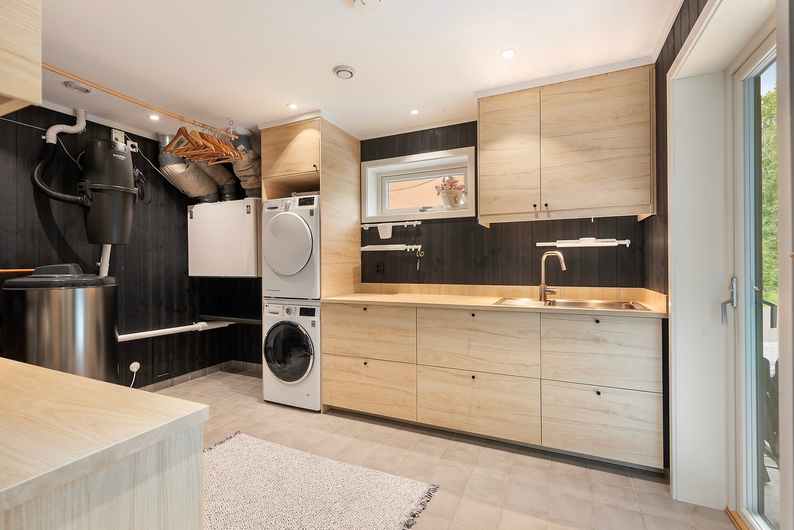 Lekkert og praktisk vaskerom med gulvvarme. Galleribilde