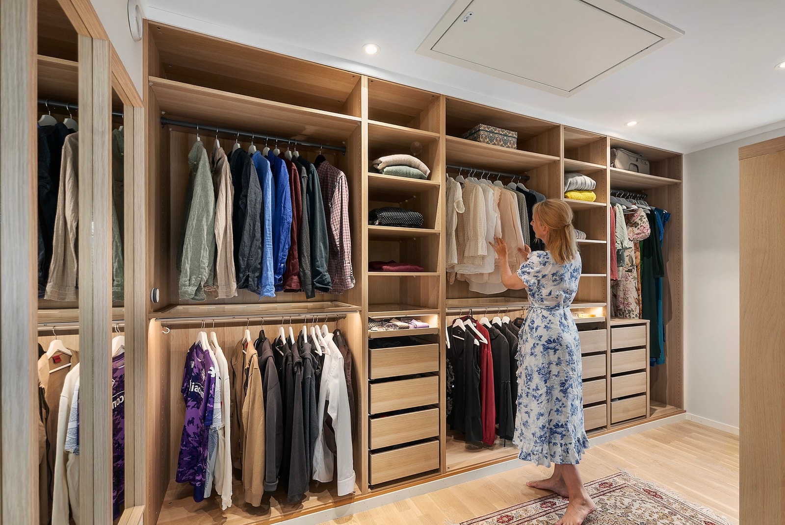 Tilbake inne er det et stort og praktisk walk-in closet! Galleribilde