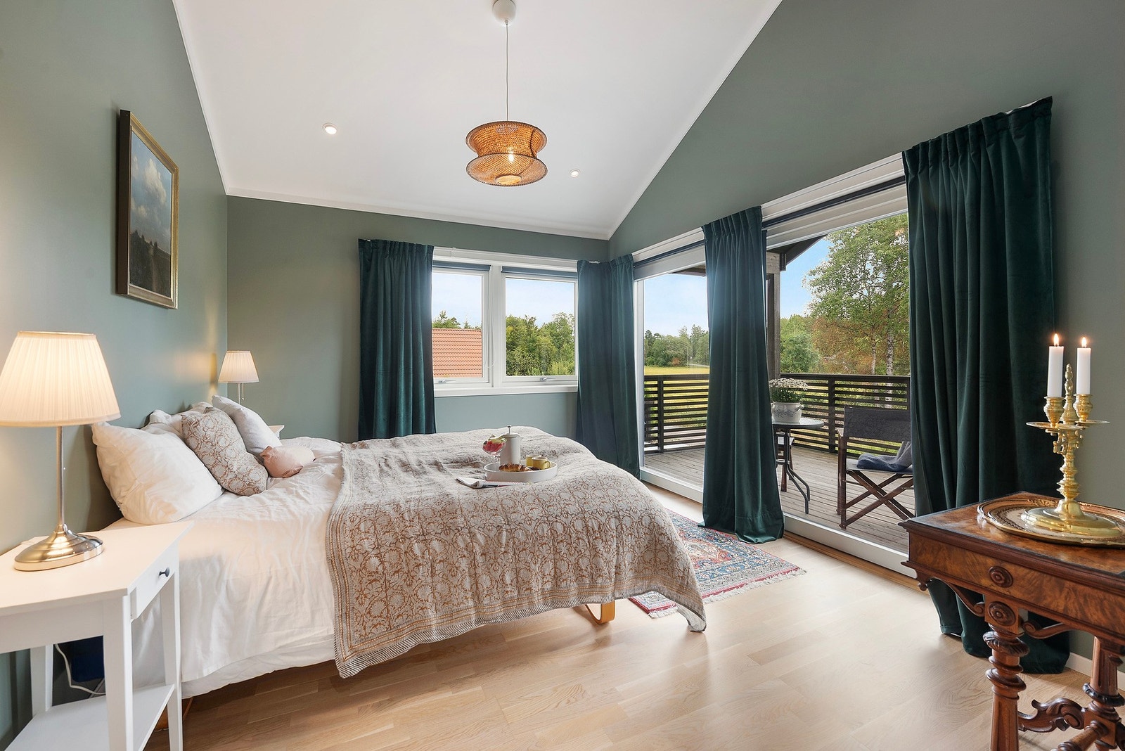 Soverom 1 - rikelig med plass og utgang til balkong. Galleribilde