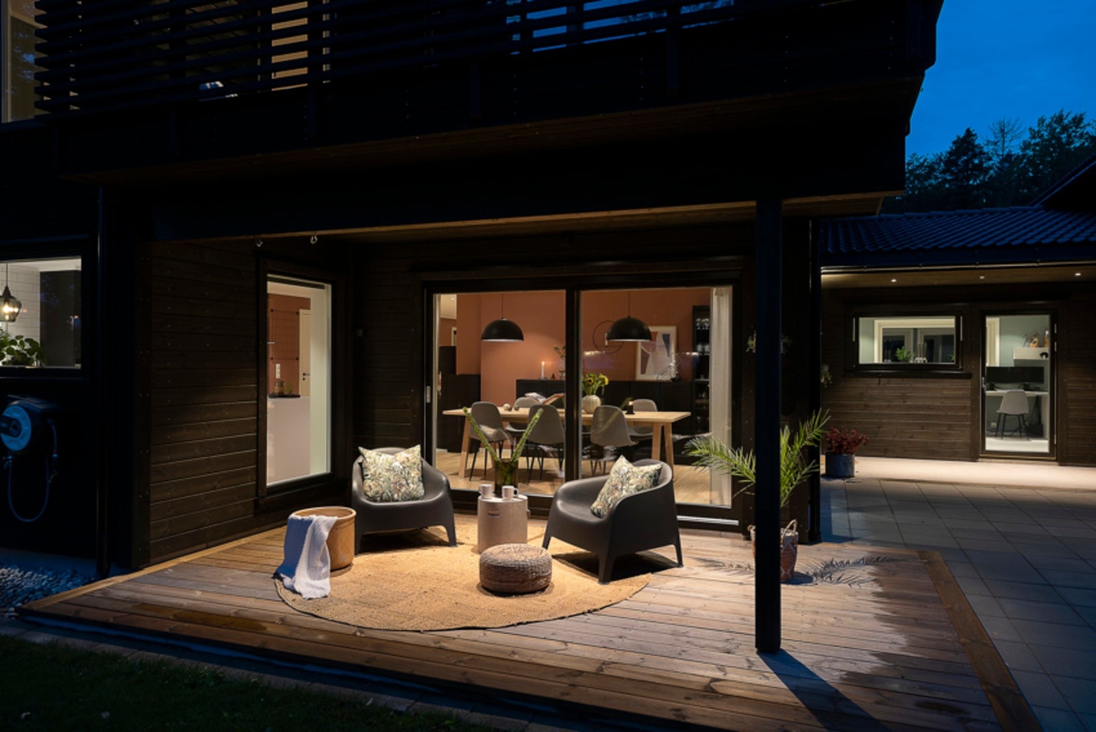 Uteplassen fra kjøkken kveldstid Galleribilde