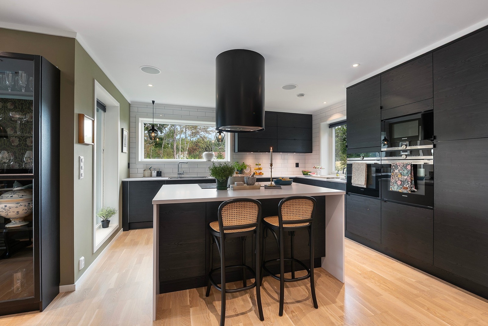 Det er integrert to stekeovner, mikrobølgeovn og oppvaskmaskin. Galleribilde