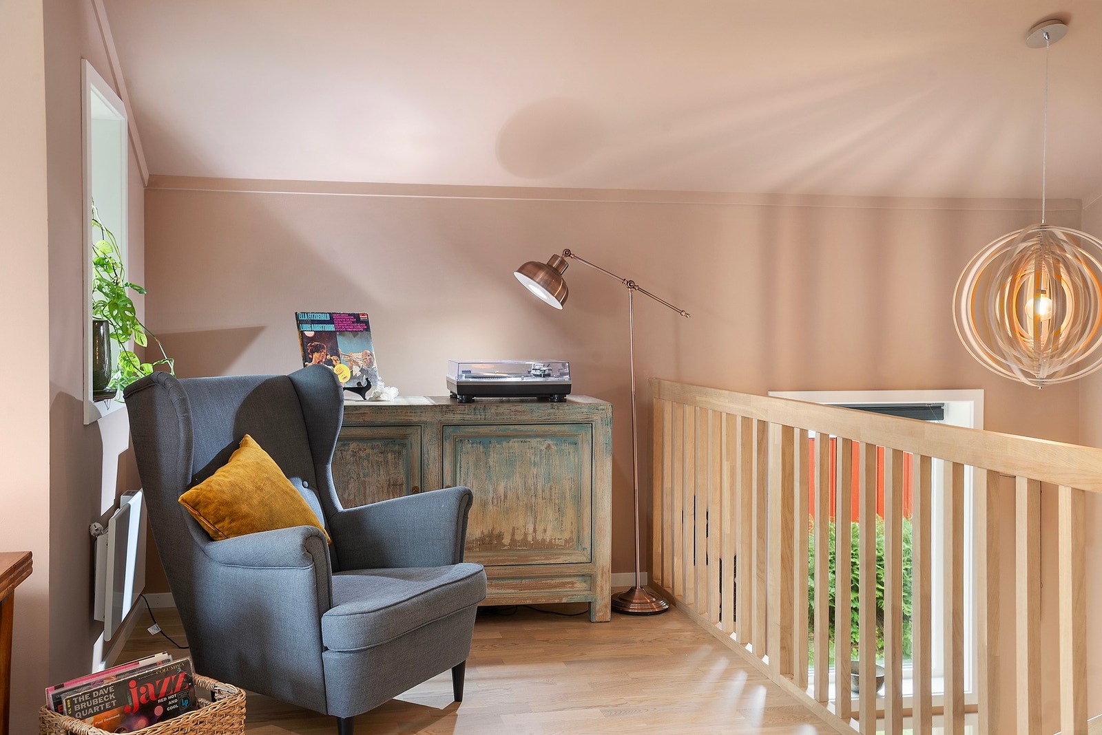 Koselig liten krok ved siden av trappen. Galleribilde