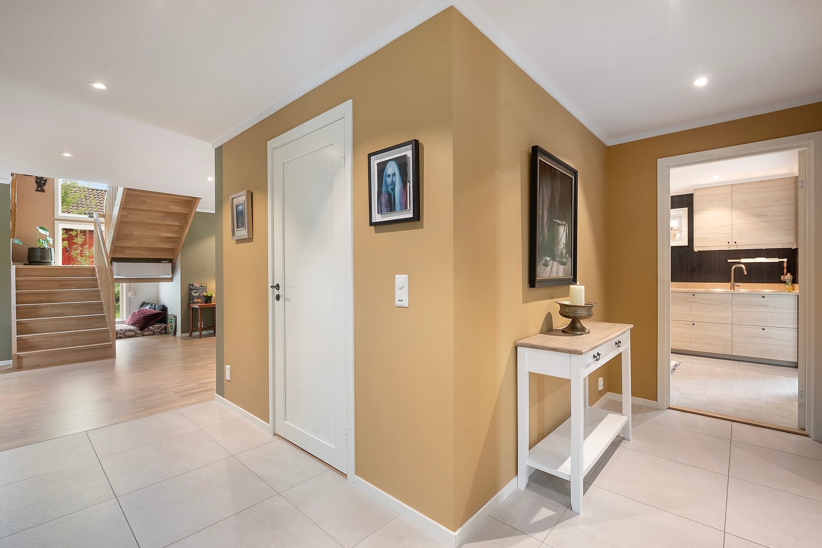 Flislagt i hallen ved vaskerommet og badet. Galleribilde