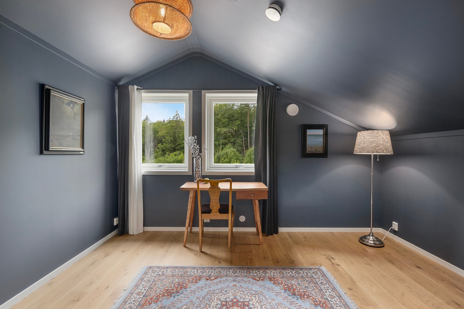 Soverom over garasjen - her innredet som et lite kontor. Galleribilde